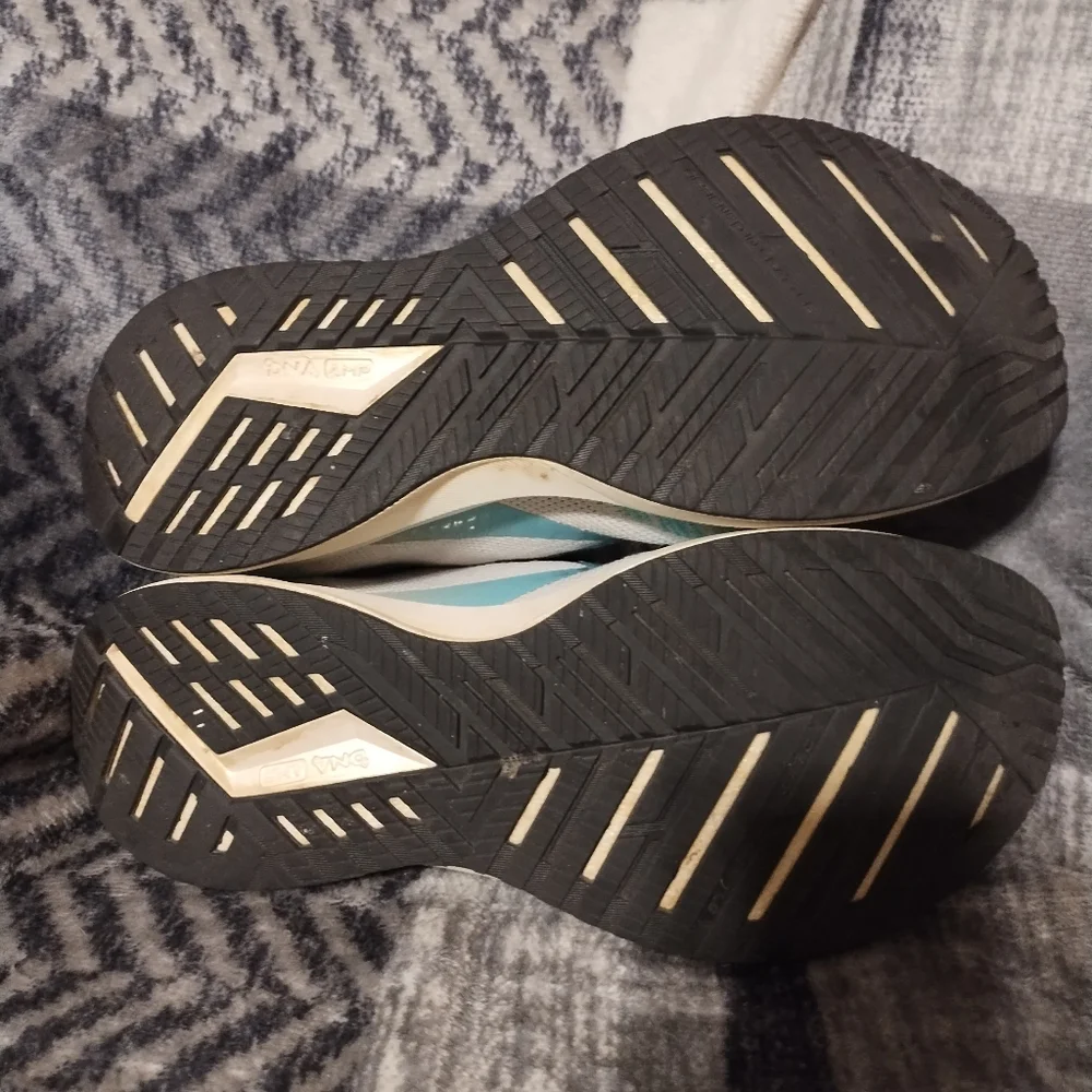 Brooks Women's Levitate 4 - Size 10 - Picture 9 of 16